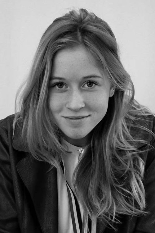 Lobke de Boer as Esther in Hoe Overleef Ik...