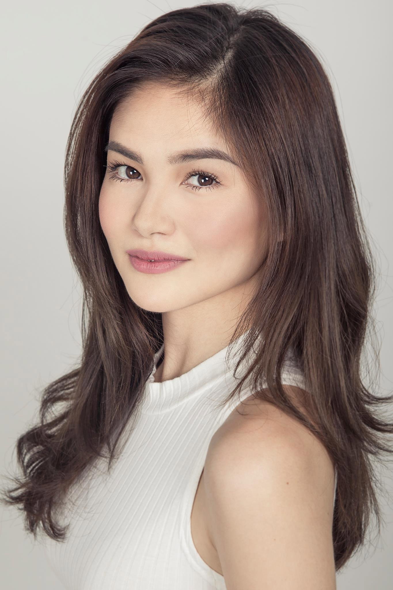 Elisse Joson as Rowena in Ang Panday