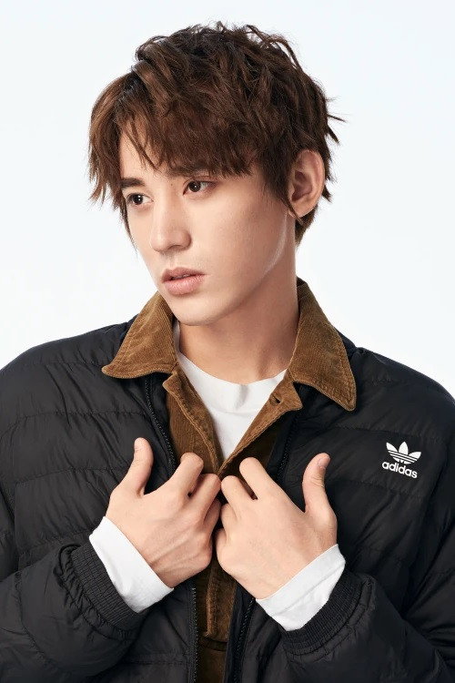 赵诚宇 as Jun Wanlian in Half Bright and Half Rain