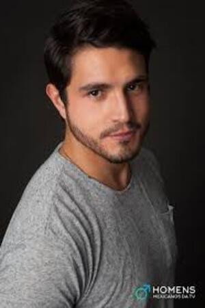 Chris Pascal as Eugenio in Regalo De Amor