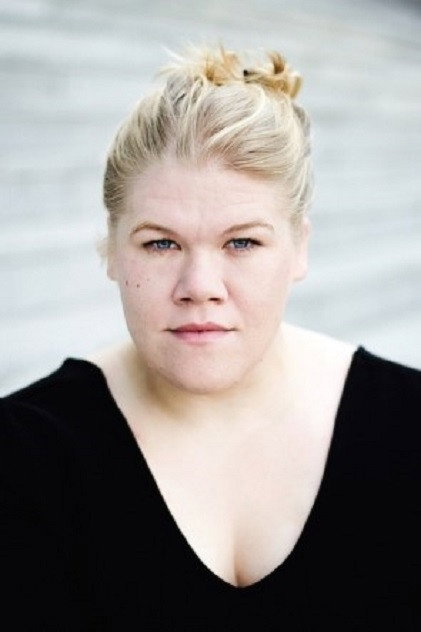 Gisa Flake as Leonie Nevou in Kommissar Dupin – Bretonische Sehnsucht
