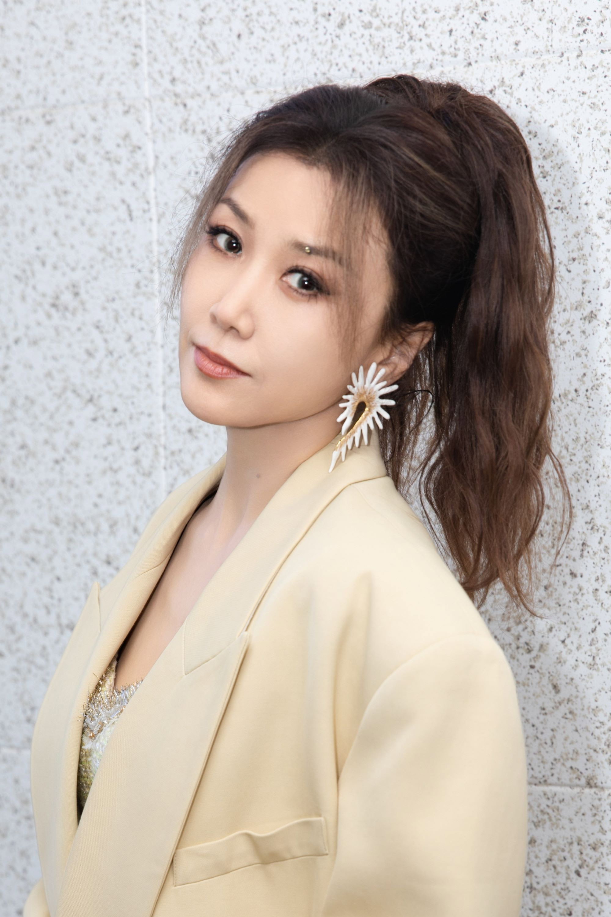 王蓉 as Lin Xia in Thriving in Her Thirties