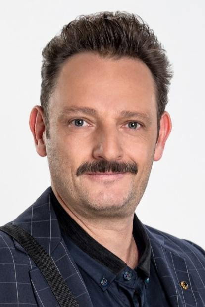 Ricardo Fastlicht as César in Simon Dice