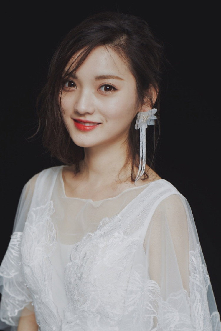 Pearl Luo as Donghe Shu in The Legend of Jade Sword