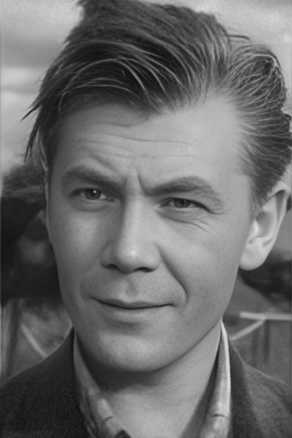 Михаил Фёдоров as Игнатьев, комиссар отряда in The Golden House