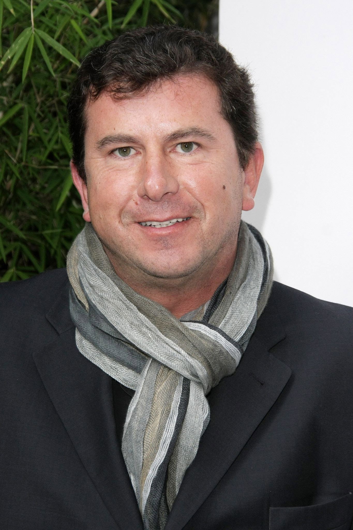 Pascal Bataille as Self - Host in Y'a que la vérité qui compte