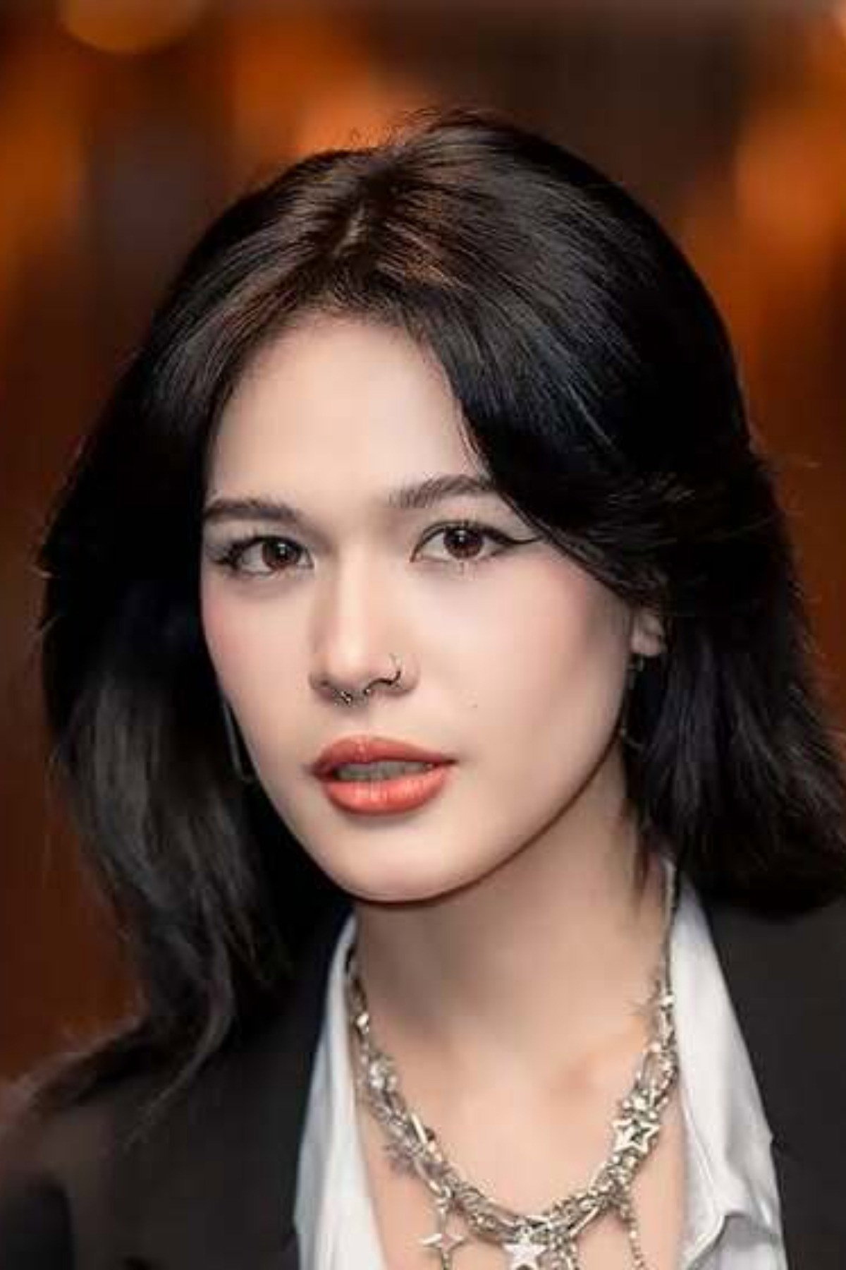 นิกิต้า พาร์คิน as Sea in The Love Never Sets