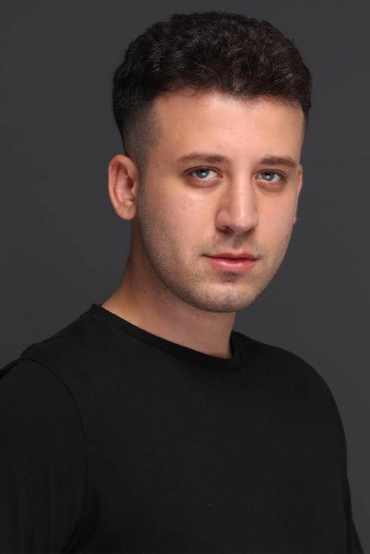 Sercan Batık as Yiğit in Omuz Omuza