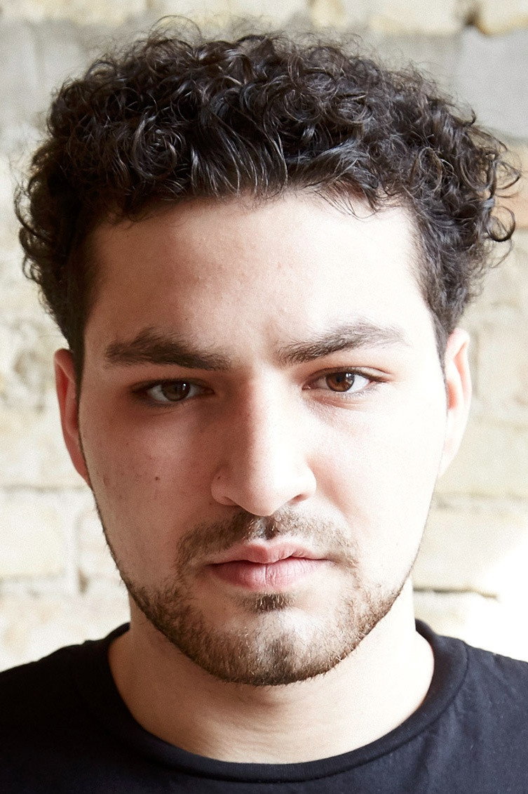 Walid Al-Atiyat as Tschünni in Isi & Ossi