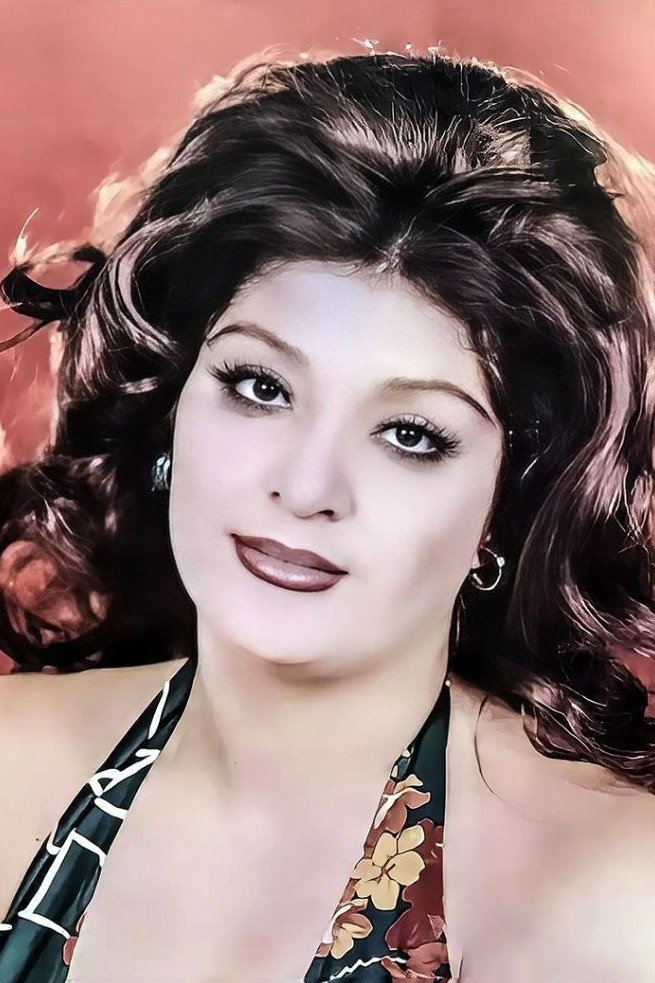 Parisa as Saeedeh in My Mom Has Fallen in Love
