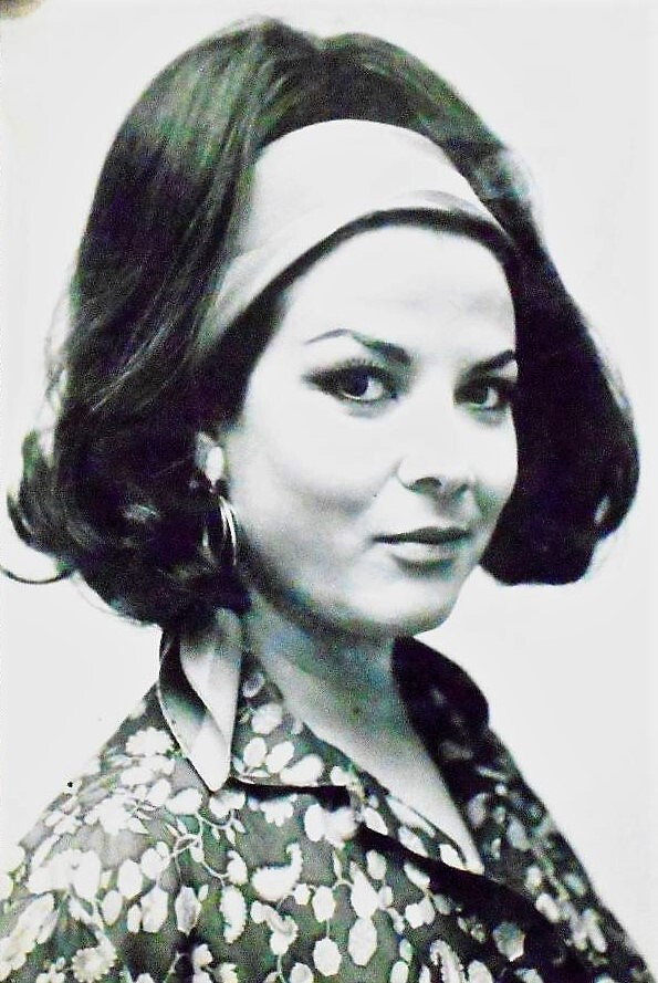 Pilar Cansino as Anayensi in Los conquistadores del Pacífico