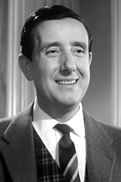 Manolo Gómez Bur as Patricio Ruiz in Amor a la española