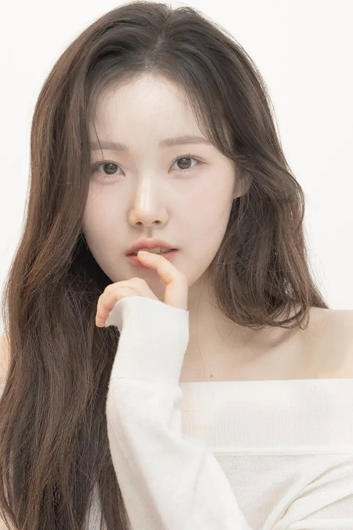 Kim Yoojin as Kang Dain in Off The Record