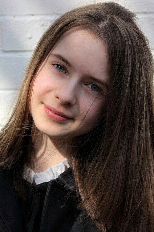 Евгения Каверау as Лена in Нерождённая