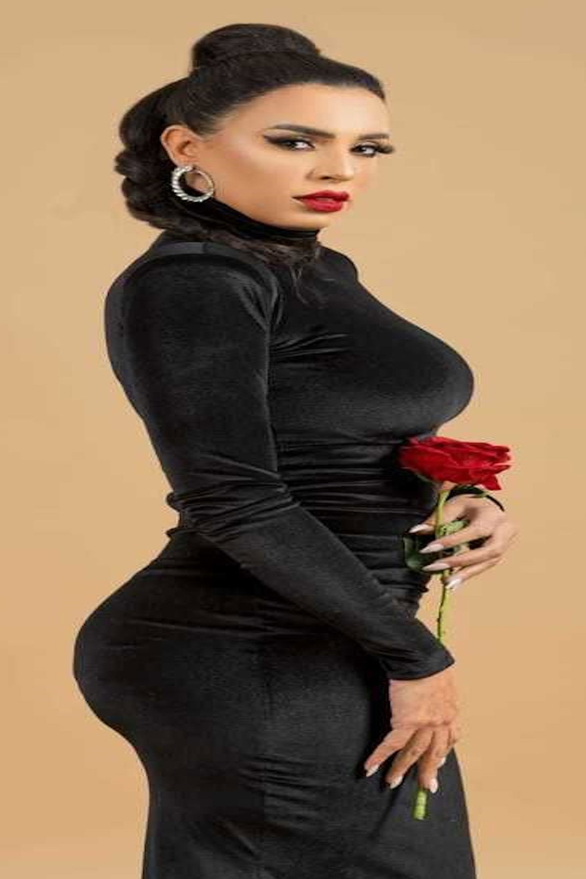 إيمان يوسف as حميدة in بـ١٠٠ راجل