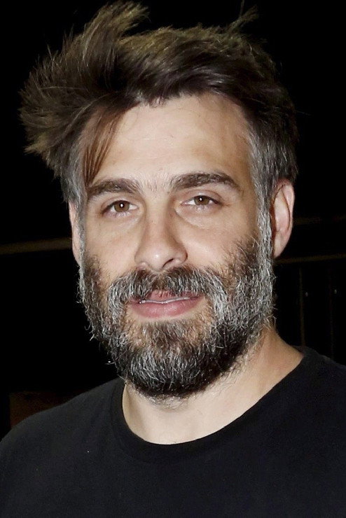 Raoni Carneiro as João in A Vida Alheia