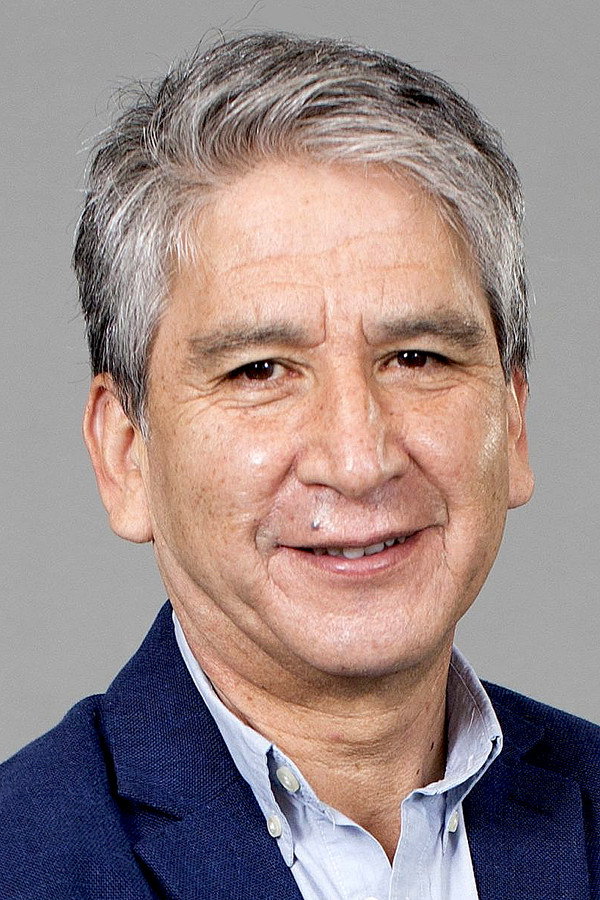 Emilio Sutherland as Self - Host in Los 2000