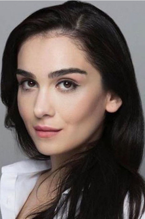 Hande Kaptan as Ezra Karacabey in İkisini de Sevdim