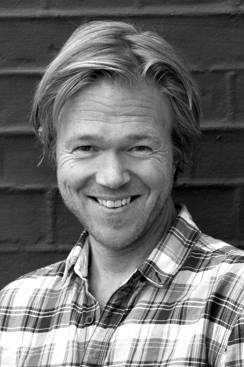 Ole André Sivertsen as Programleder in Det store eksperimentet