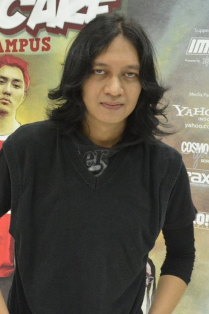 Fajar Umbara as 18:65 in Mama Cake