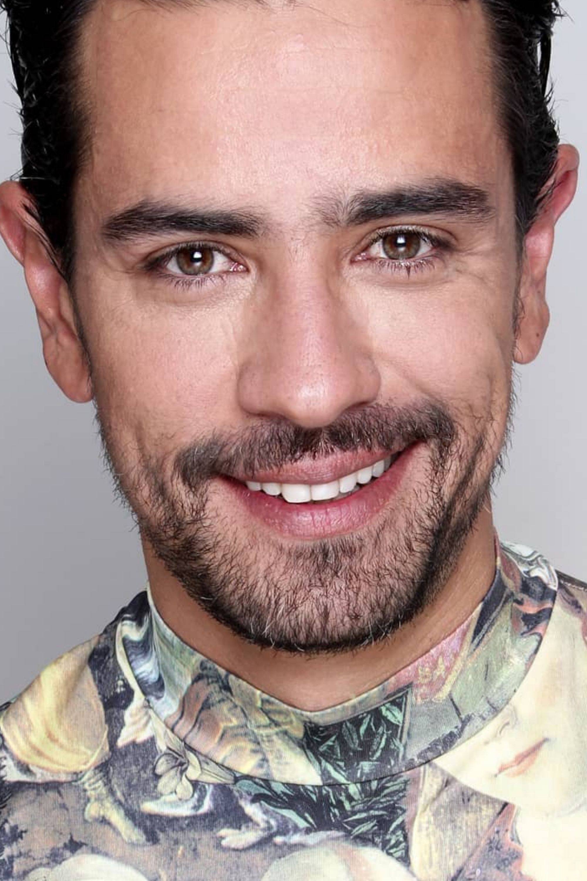 Alexander Gil as Marcos Castaño in Tres Caínes