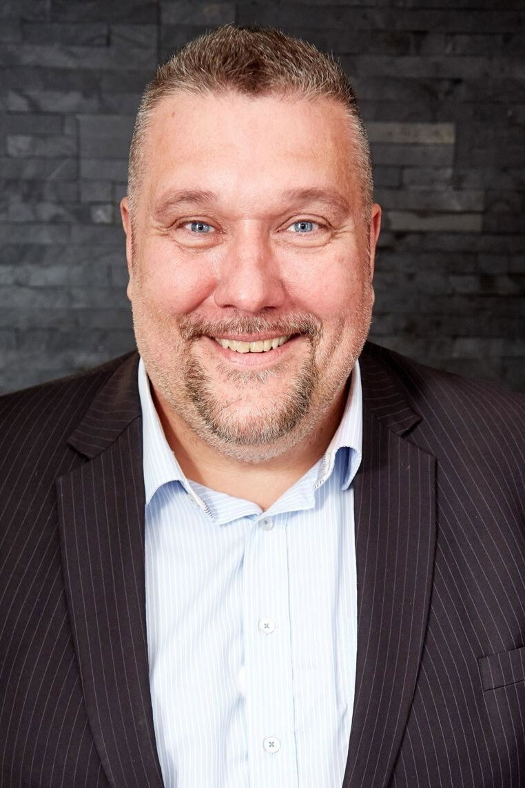 Amin Jensen as Vært in Endelig Fredag