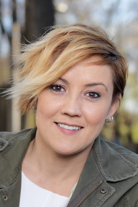 Cristina Pardo as Presentadora in Liarla Pardo