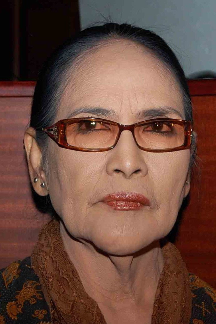 Connie Sutedja as Tante Alice in 40 Hari Bangkitnya Pocong