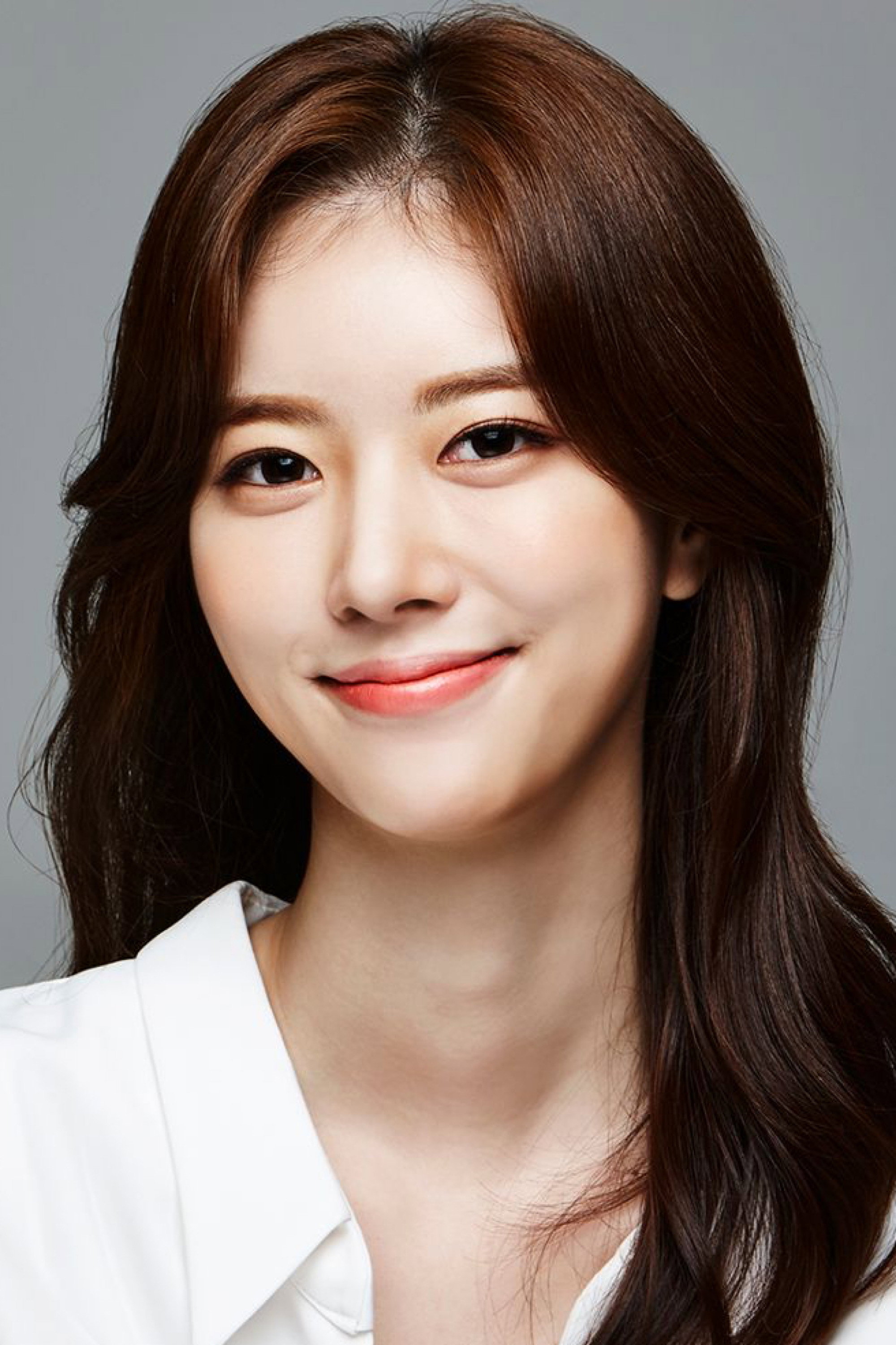 한지완 as Shin Ju-kyung / Seo Hee-jae in The Elegant Empire