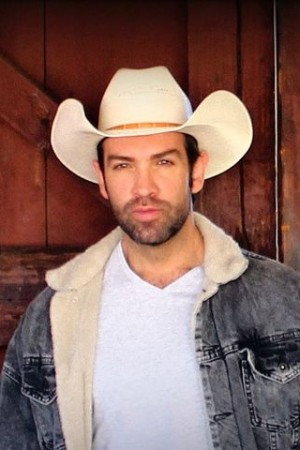 Diego de Erice as Nicolás in A.mar, donde el amor teje sus redes