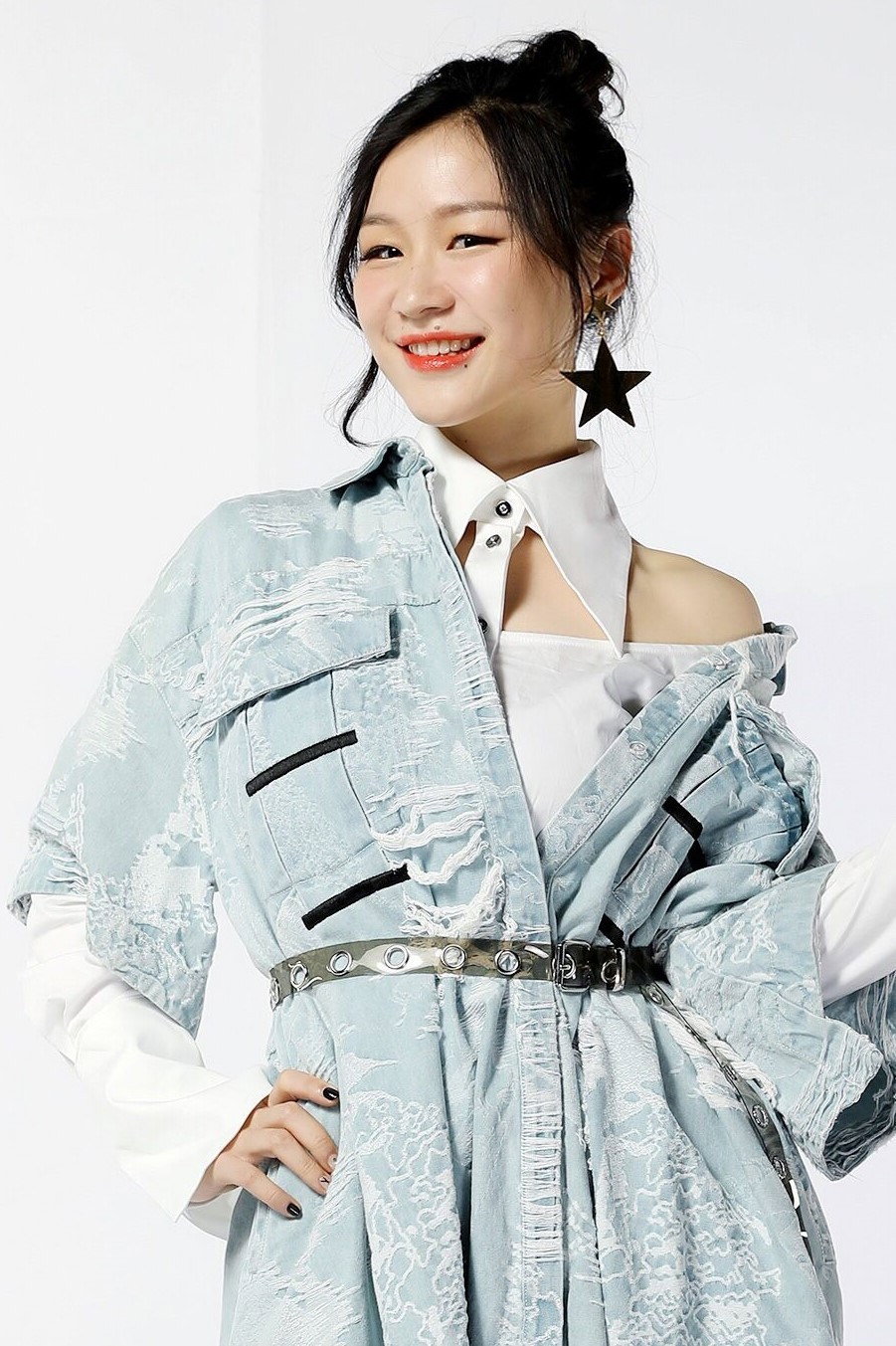 金靖 as Jingjing in 1 Vs 100 Dream Boys