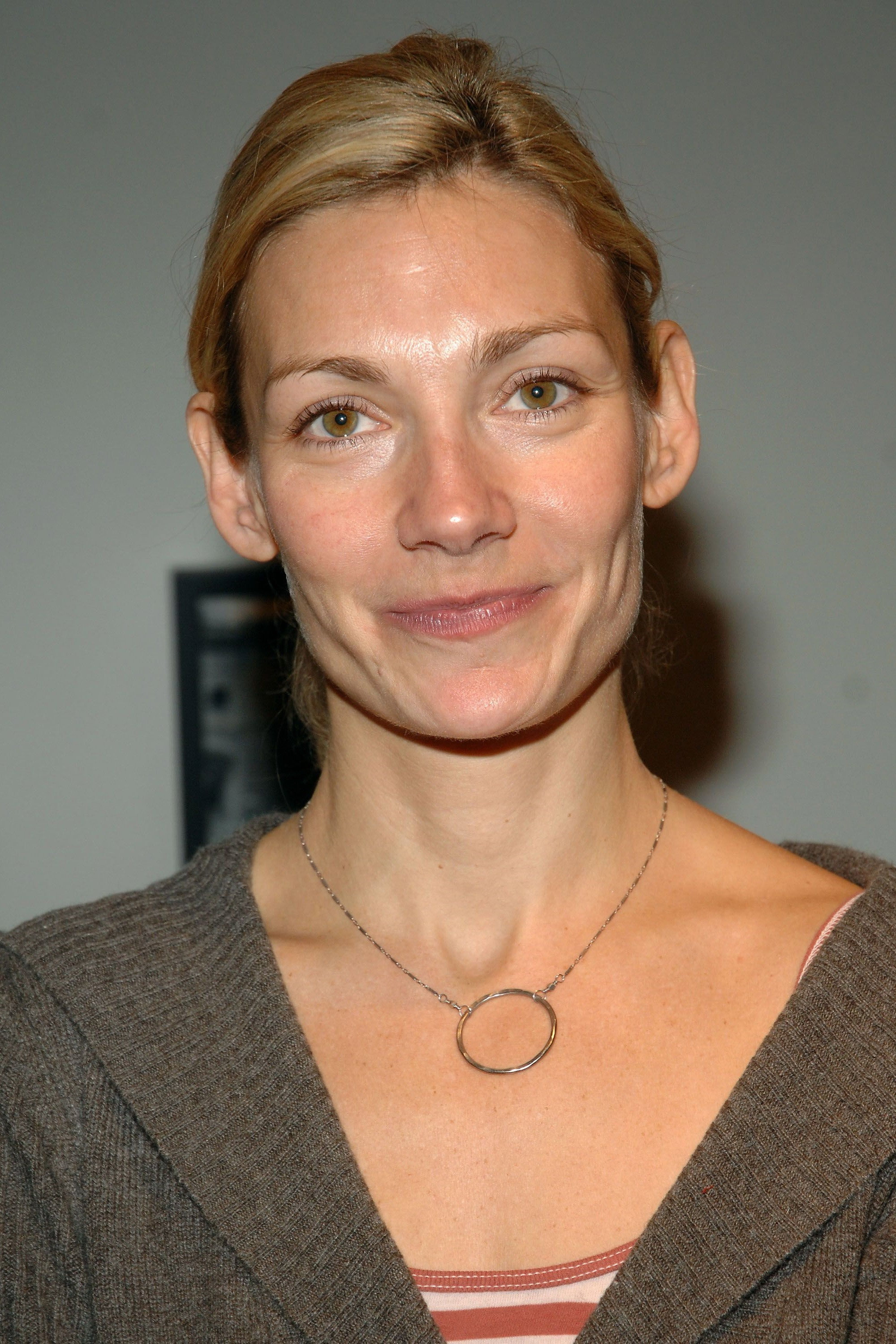 Beth Ehlers as Alice Cavender in El ansia
