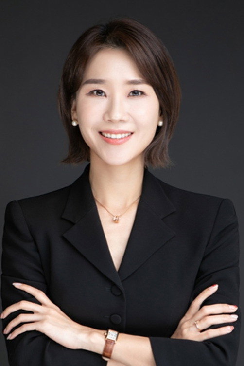양나래 as Self in The Risk Takers