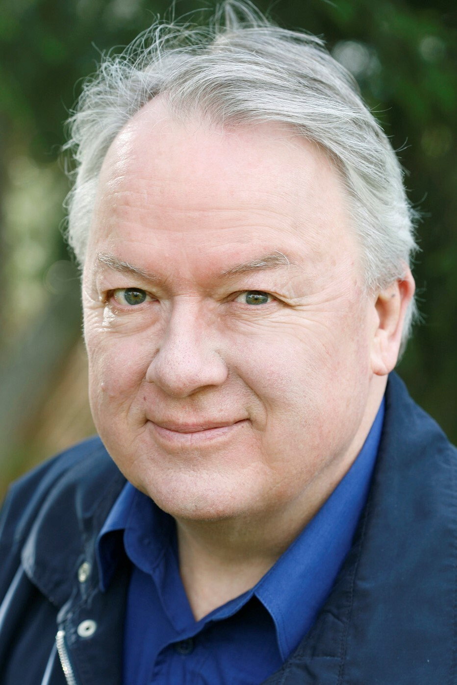 Rhys McConnochie as Ralph Richardson in Darlings of the Gods
