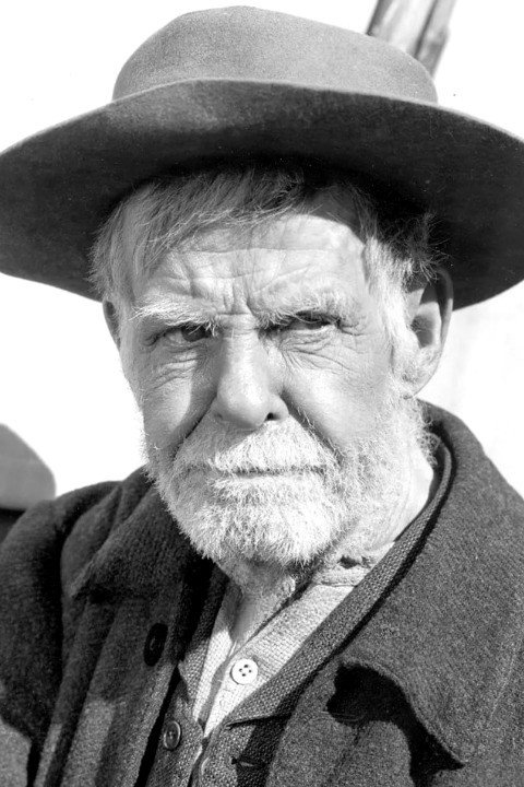 Frank Darien as Lars in The Woman on the Beach