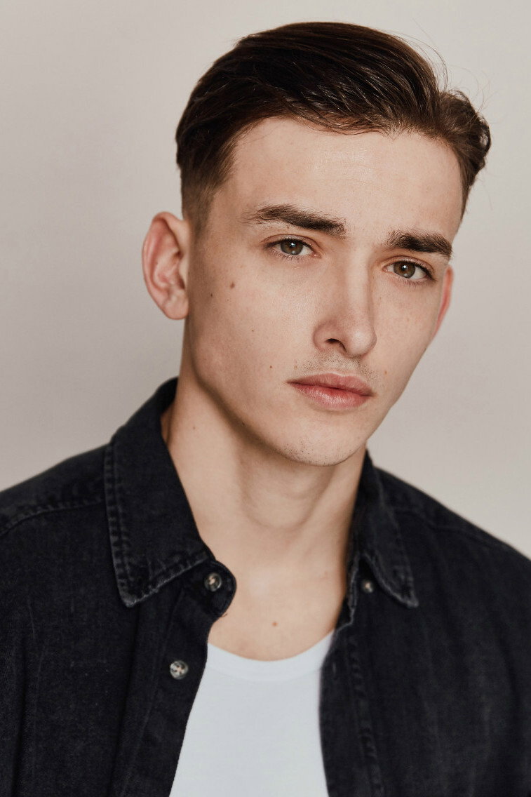 Jake Swift as Nico Michaels in Búscame en París