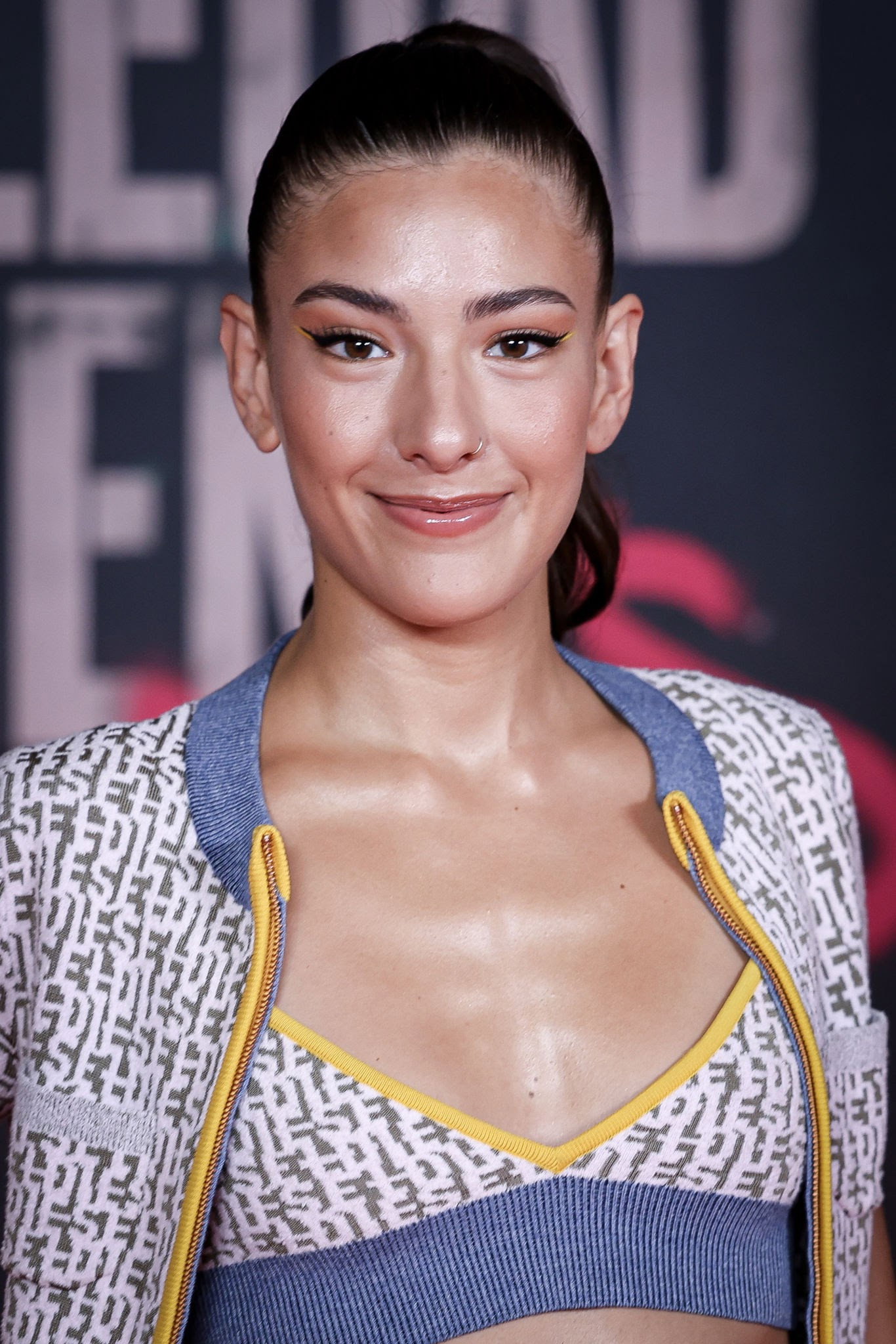 Candela González as Vio in Caged Wings