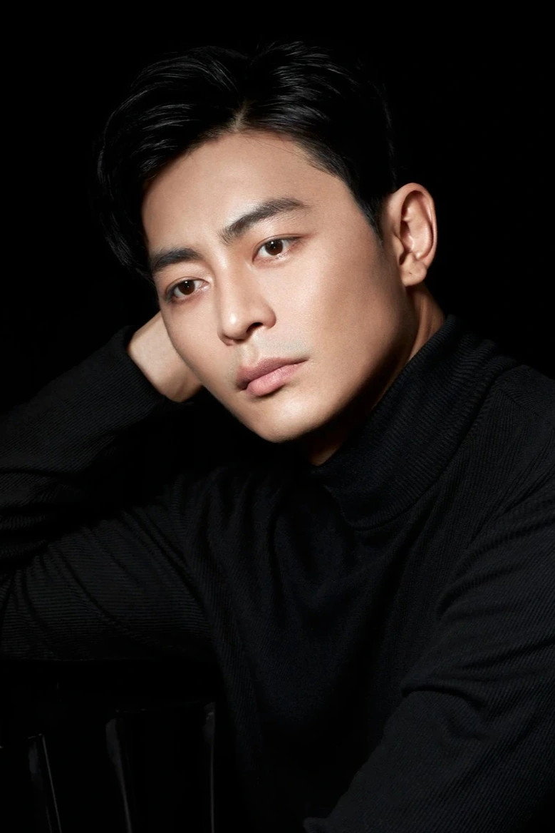 Quốc Huy as Hữu Nguyện (age 24) in Vua Bánh Mì