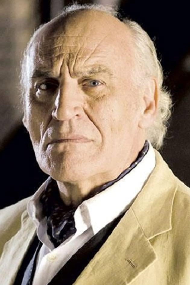 Manuel de Blas as Count Janos de Mialhoff in Los monstruos del terror