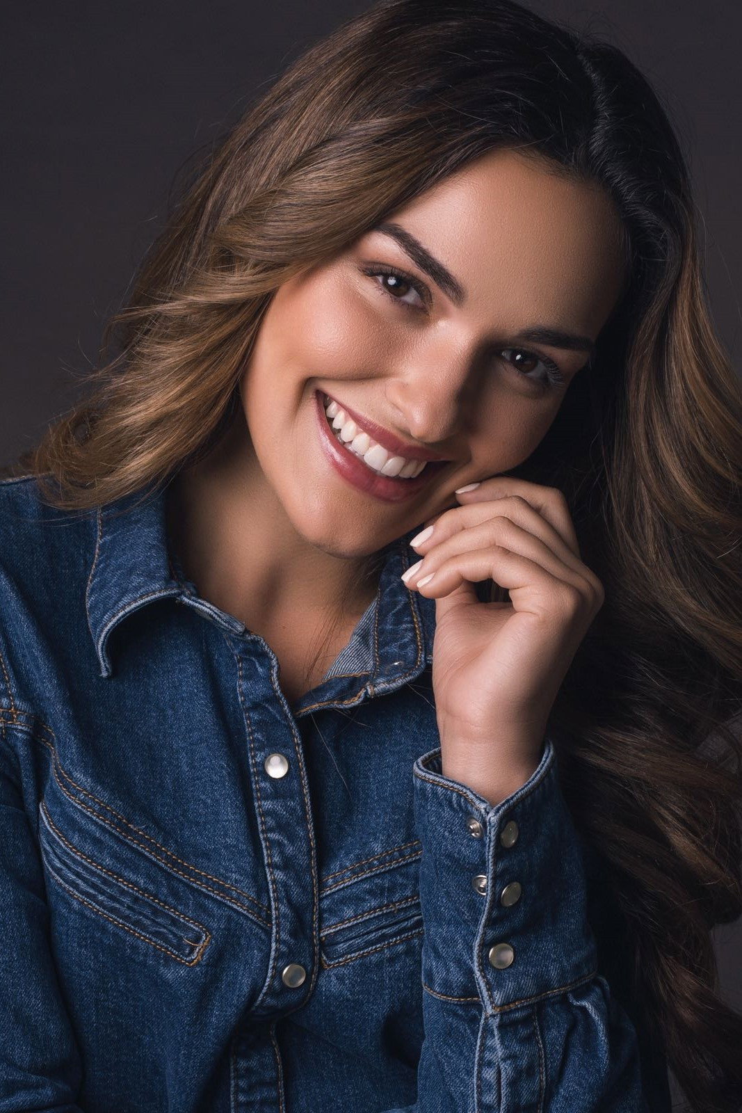 Fefi Oliveira as Mercedes in Club 57