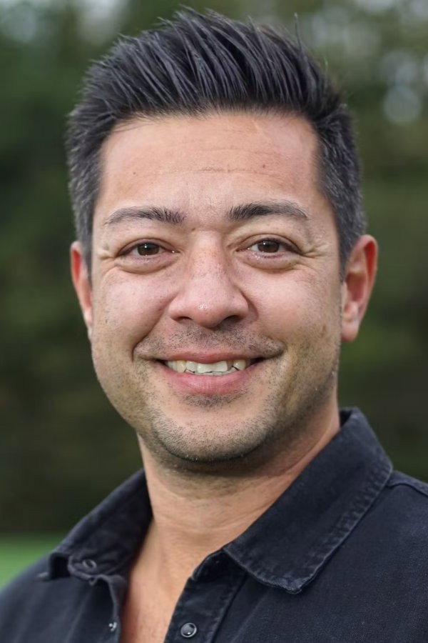 Dennis Lindequist as Sig selv in I Hus til Halsen