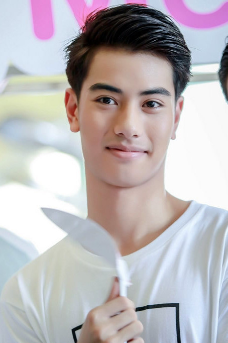 Papangkorn Lerkchaleampote as Kraam in The Stranded
