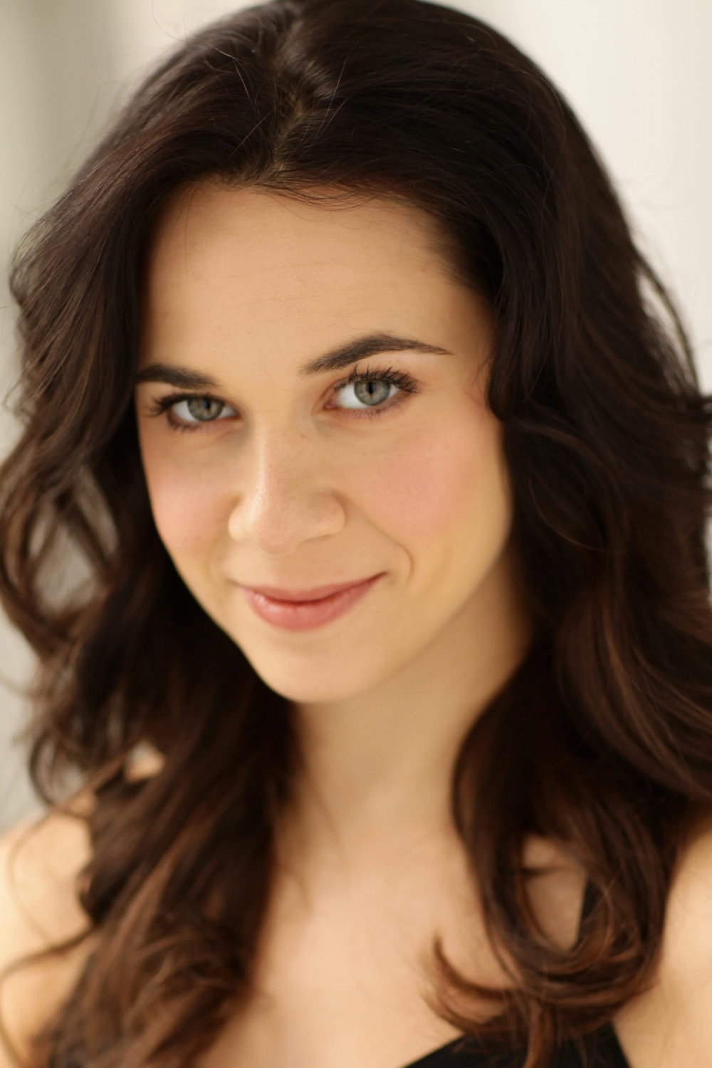 Caitlin Zoz as Tina in How to Rob