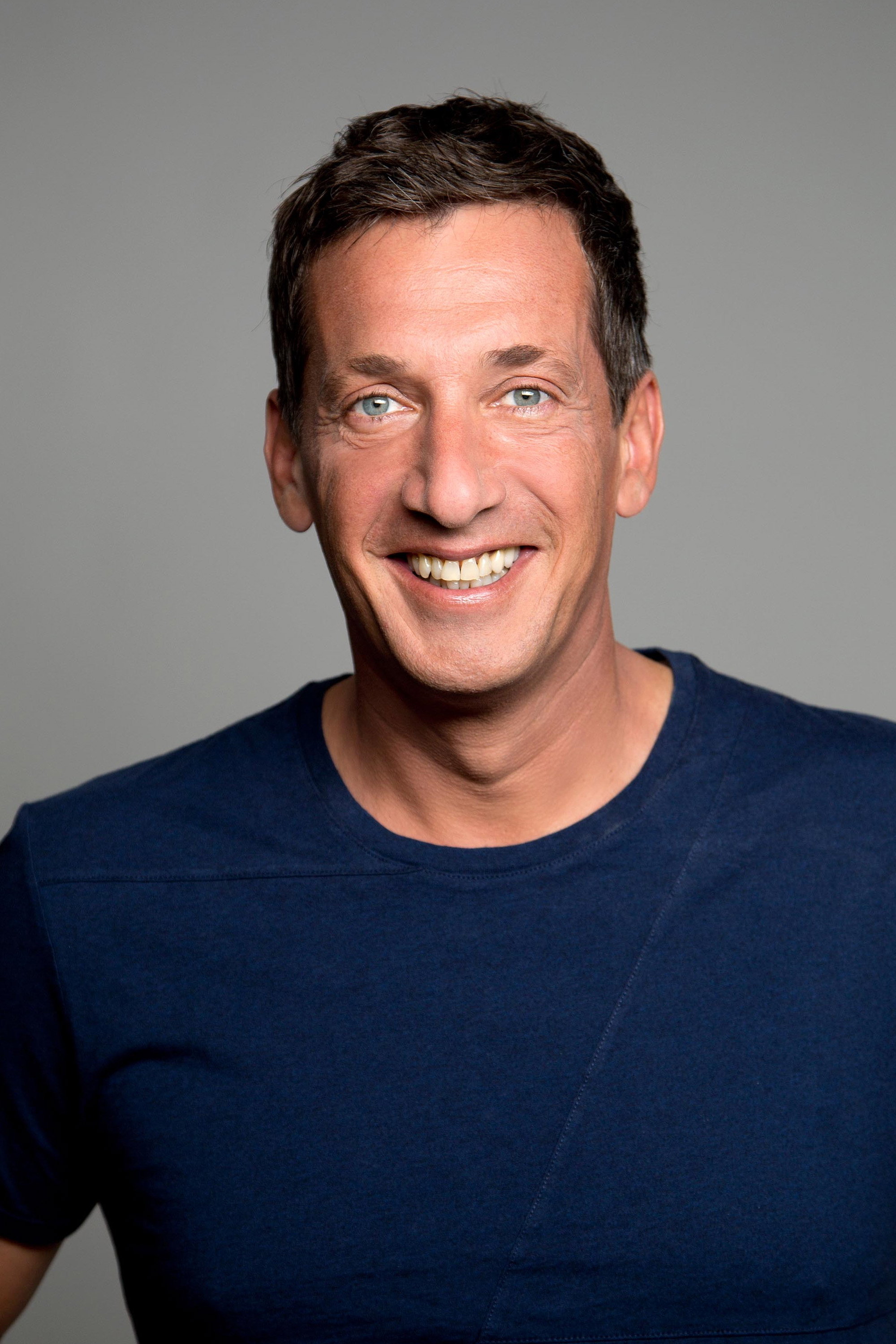 Viktor Gernot as self-host in Was gibt es Neues?