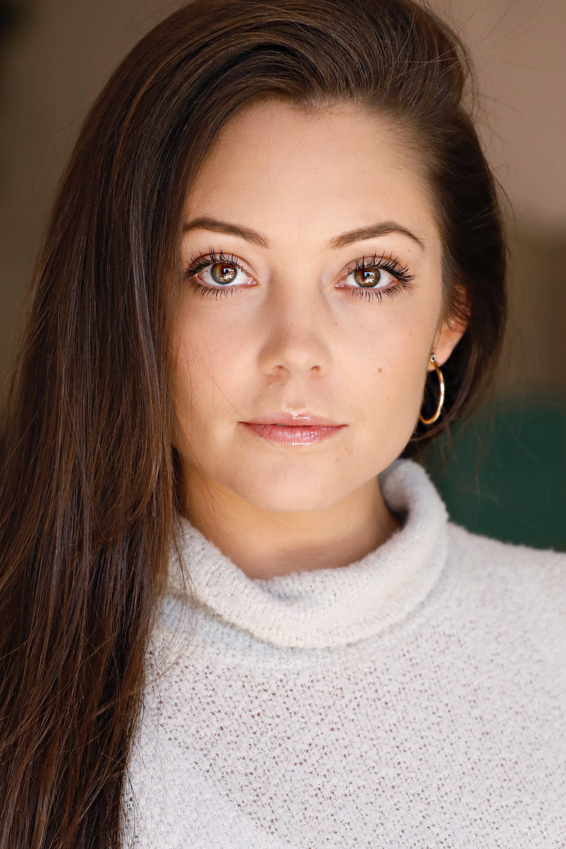 Sydney Carvill as Shana in Lantern's Lane