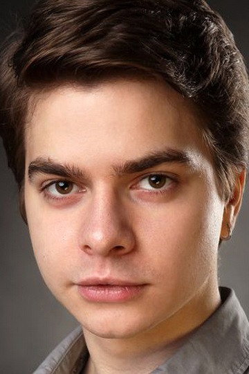 Ярослав Гарнаев as Женя Пирогов in Кто в доме хозяин?