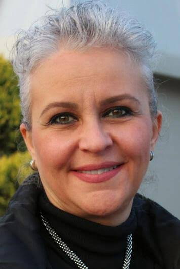 İpek Çeken as Sally in Bizim Evin Halleri