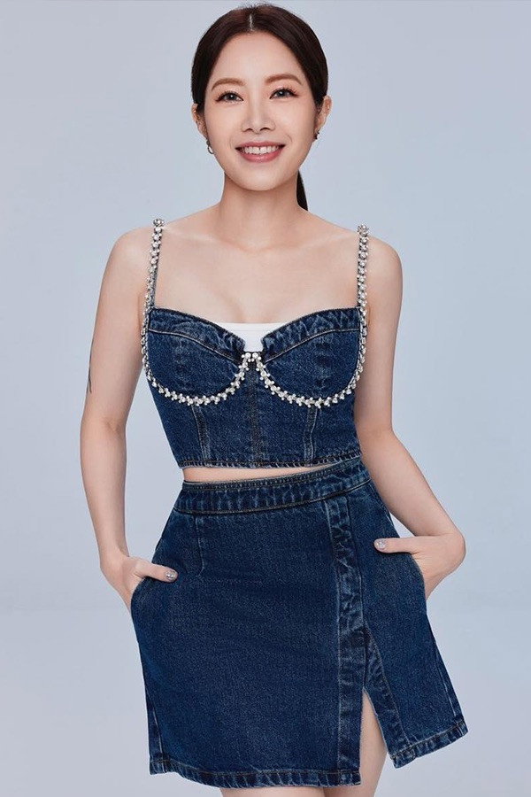 Yuki Hsu as Xu Huai-Yu in Right Here Waiting for You