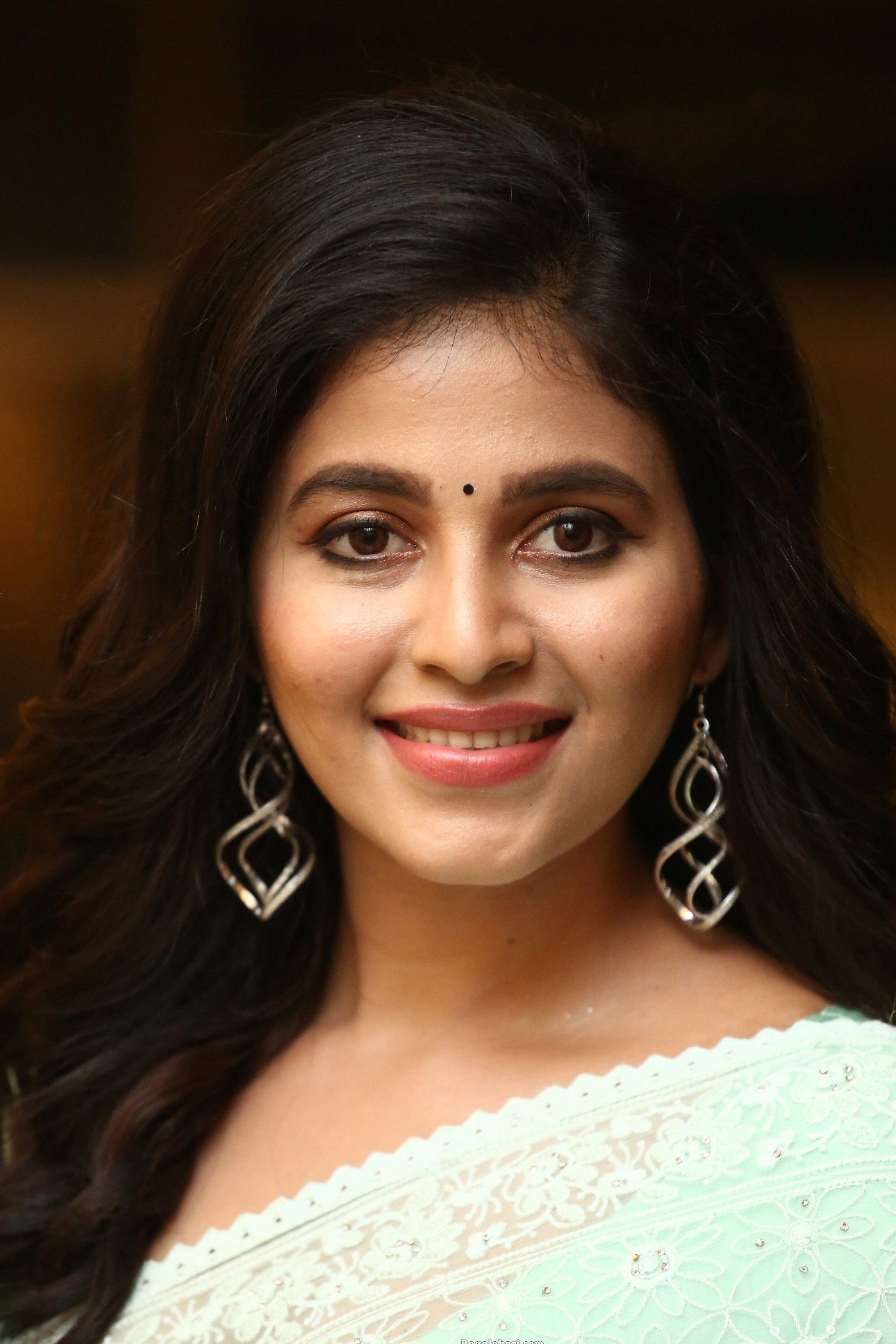 Anjali as Malini in Iratta