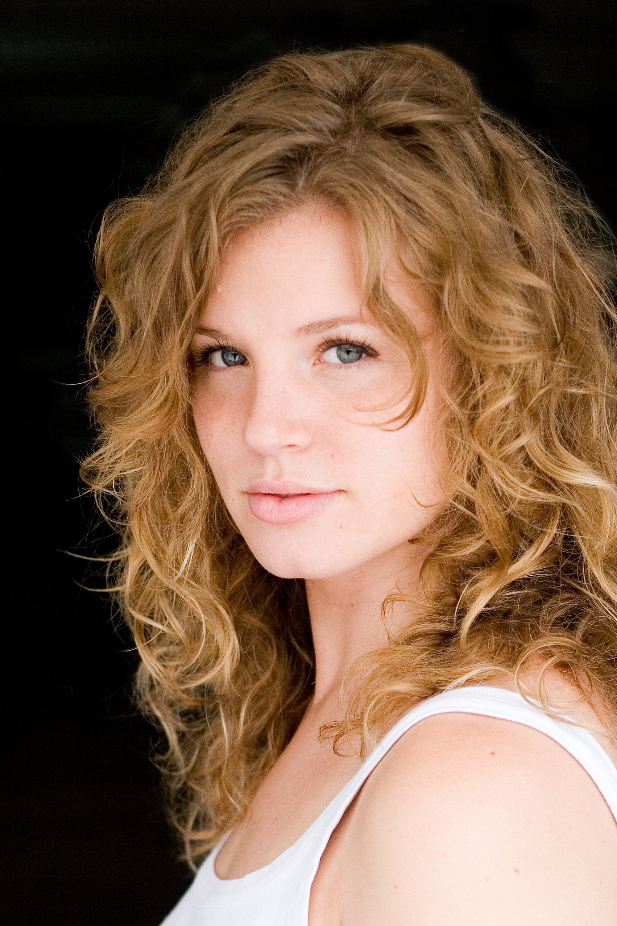 Allison Brennan as Olivia in How to Fall in Love by Christmas